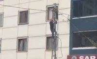 Sultangazi yaşanan elektrik arızası nedeniyle olay yerine gelen BEDAŞ çalışanı hiç bir