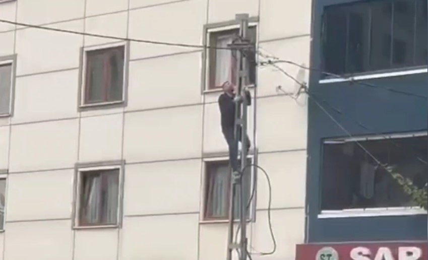 Sultangazi yaşanan elektrik arızası nedeniyle olay yerine gelen BEDAŞ çalışanı hiç bir