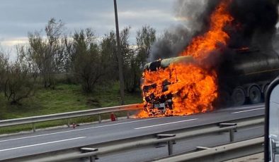 Tem Otoyolunda tekeri patlayan tanker alev alev yandı