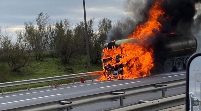 Tem Otoyolunda tekeri patlayan tanker alev alev yandı