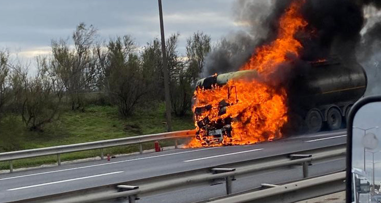 Tem Otoyolu’nda seyir halinde olan tutkal yüklü tanker tekeri patlayınca