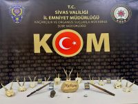 Sivas’ta polis ekiplerince bir eve düzenlenen operasyonda fosiller ile tarihi