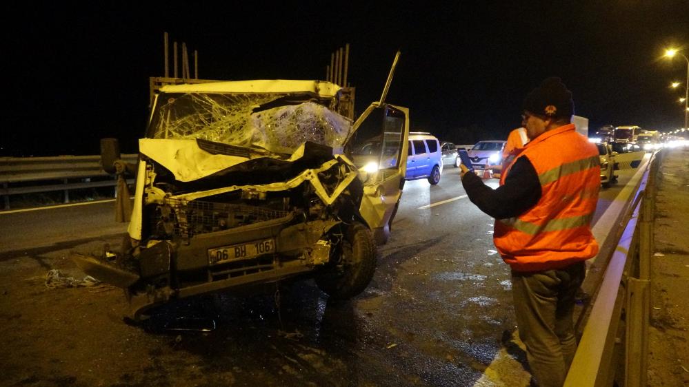 TEM Otoyolu’nun Kocaeli geçişinde bir araca arkadan çarpan kamyonetteki 3