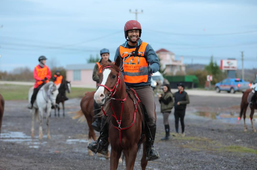 Sevindikli ve Sipahiler köyü arasında Tarihi İpekyolu güzergahı üzerinde Atlı