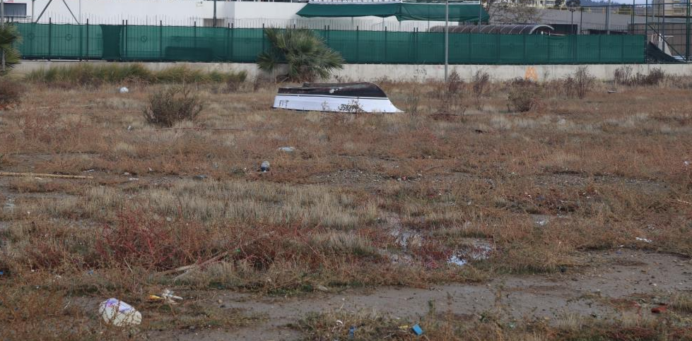 İzmir’de etkili olan kuvvetli fırtına, Karşıyaka’da bulunan balıkçı barınağındaki balıkçı