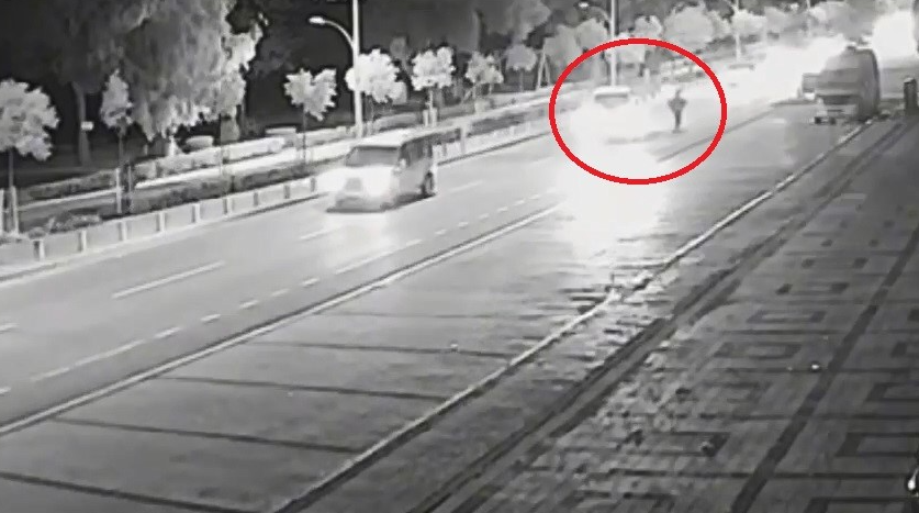 Bursa’da ters şeritte ilerlerken sola dönüş yapan kamyonete çarpan motosikletin