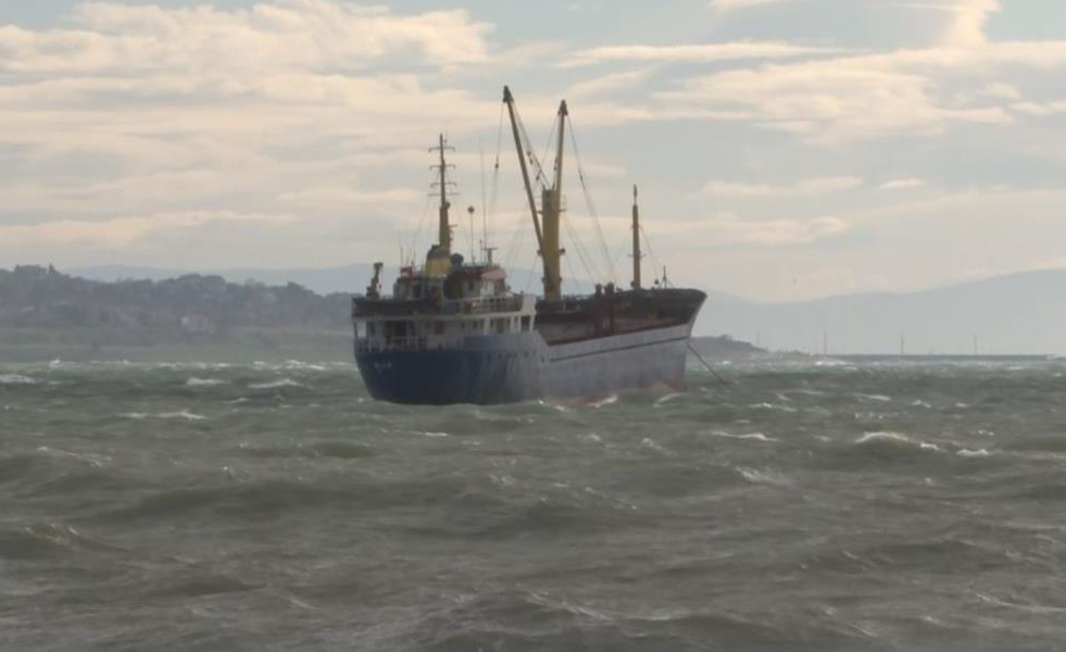 İstanbul Büyükçekmece Körfezi’ne demirleyen tonlarca ağırlığındaki gemi lodosta adeta yaprak