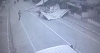 Yalova’da etkili olan fırtına nedeniyle çatılar uçarken dev dalgaların kıya
