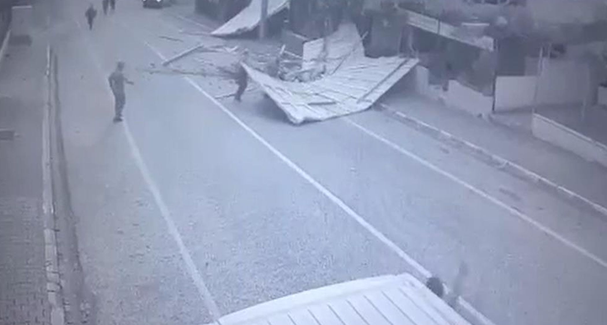 Yalova’da etkili olan fırtına nedeniyle çatılar uçarken dev dalgaların kıya