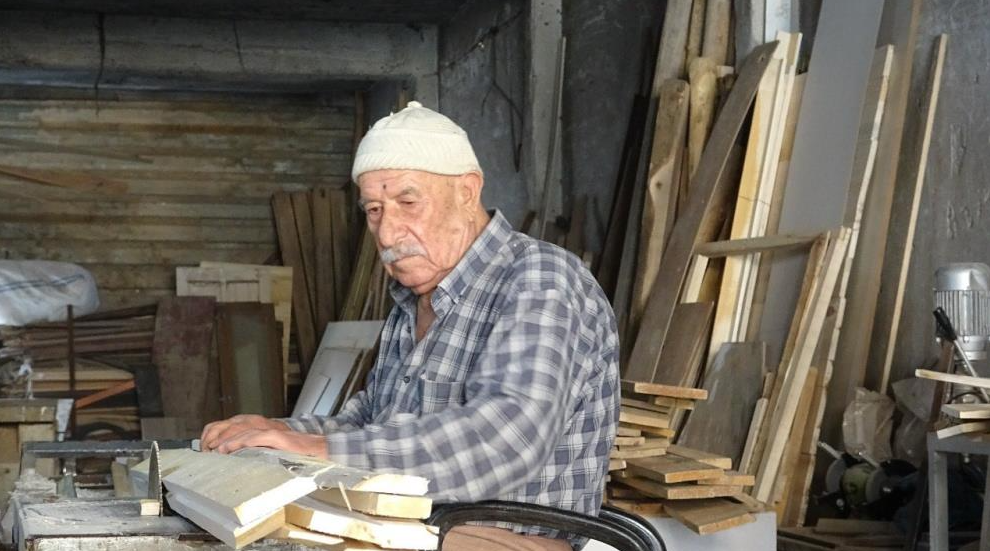 Mardin’in Kızıltepe ilçesinde 50 yıldır marangozluk yapan ve mesleğini yaparken