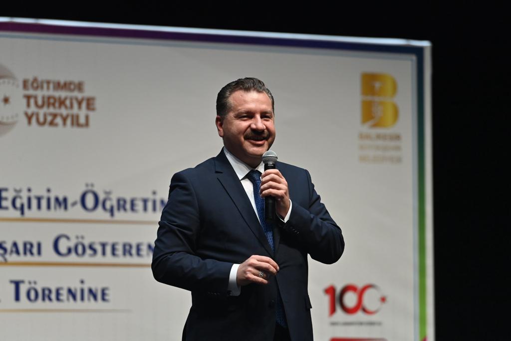Balıkesir Büyükşehir Belediye Başkanı Yücel Yılmaz, Balıkesir’de ikamet eden üniversite