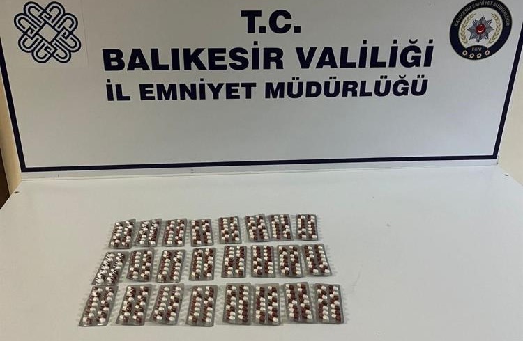 Burhaniye’de polis ekiplerinin üst araması yaptığı kişiden 336 adet sentetik