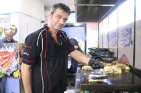Sivas’ta bir balık restoranı işletmecisi, ekmek arası balığı ütü eşliğinde
