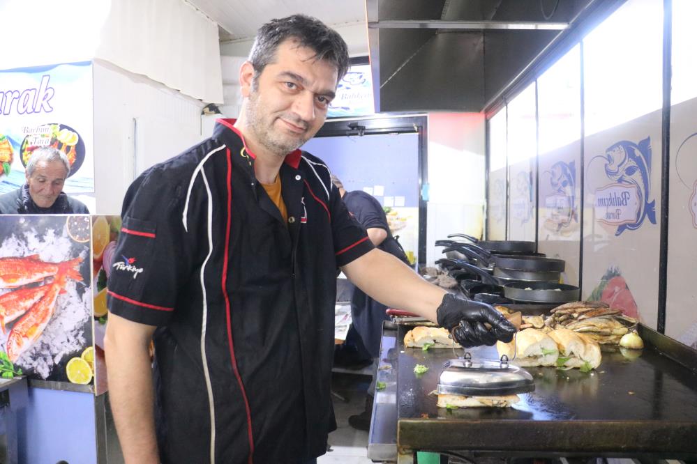 Ütü ile gelen lezzet Sivas’ta bir balık restoranı işletmecisi, ekmek arası balığı ütü eşliğinde