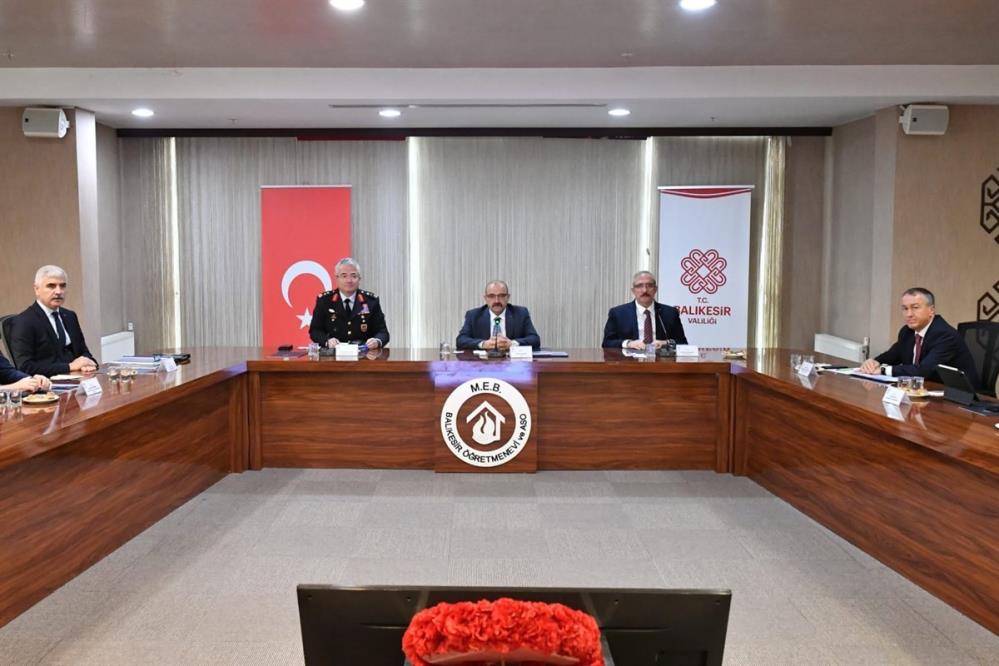 Balıkesir Valisi İsmail Ustaoğlu başkanlığında yaklaşan kış mevsiminde hayatı olumsuz