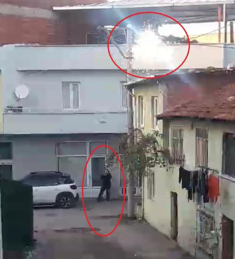 Bursa’da bir sokaktaki elektrik teli kıvılcım çıkarmaya başladı. Arızayı ve