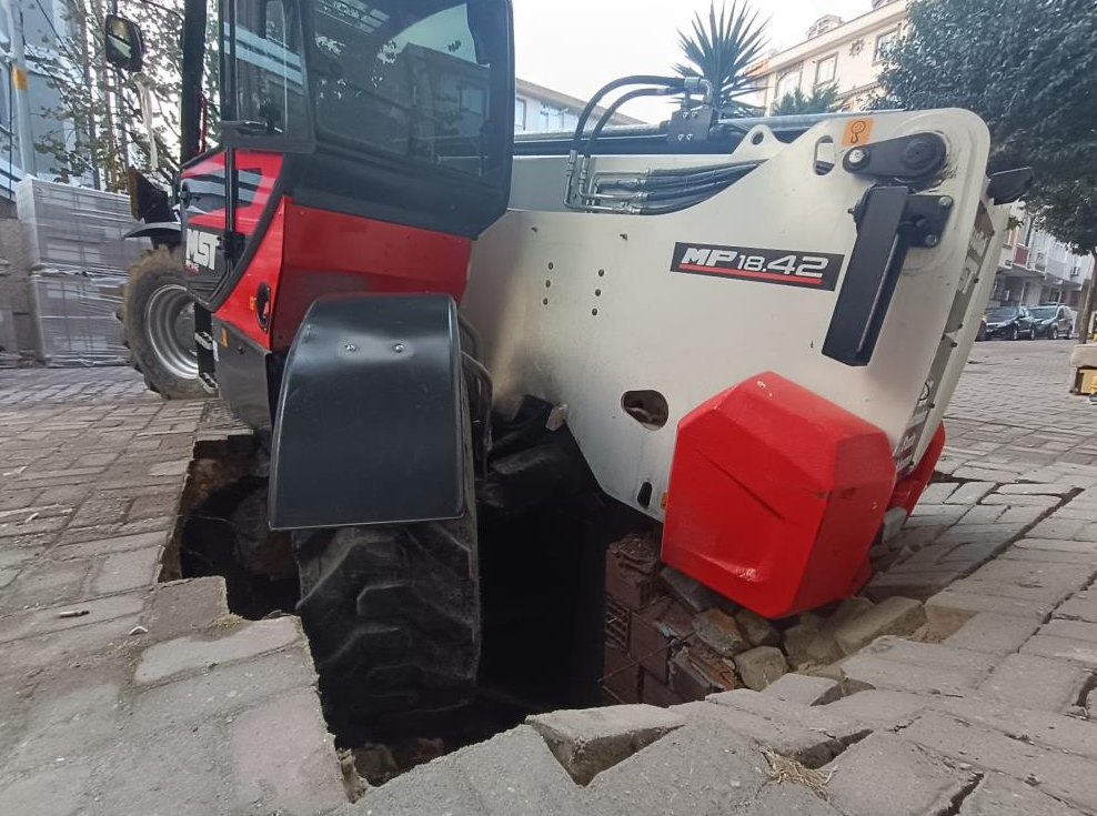 Bahçelievler’de inşaat halindeki bir binada çalışma yapan vincin ayaklarını sabitlediği