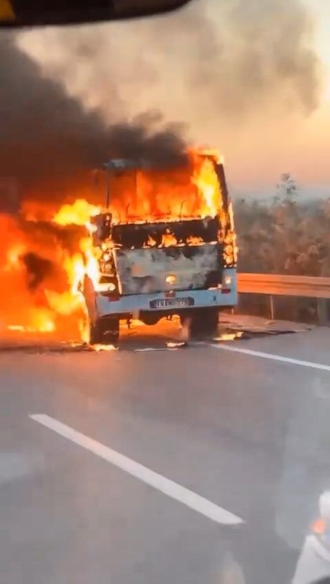 Mevsimlik işçi taşıyan servis alev alev yandı Bursa’da mevsimlik işçi taşıyan servis aracı seyir halindeyken alev alev