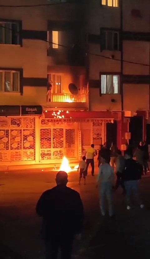 Çocuklar çakmakla oynarken evi yakıyordu Bursa’da evde çakmakla oynayan çocuklar az kalsın evi yakıyordu. Durumu