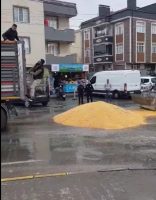 Balıkesir’de tren raylarından geçerken dorse kapağı açılan tır caddeyi buğday