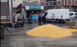 Dorse kapağı açılan tır, caddeyi buğday ile kapladı