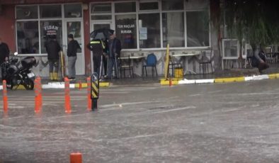 Yarım saatlik sağanak su baskınlarına neden oldu