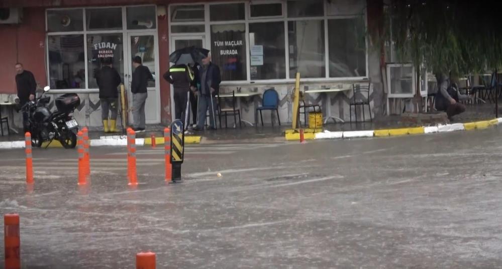 Balıkesir’de yarım saat süren sağanak yağmur hayatı felç etti. Su