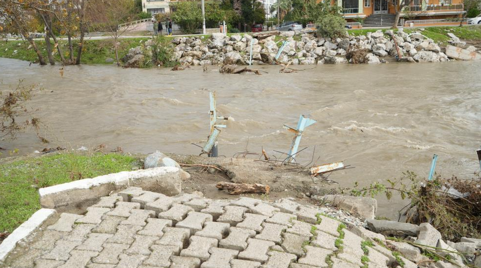 Edremit’te Zeytinli Çayı üzerinde yayaların kullandığı asma köprü, su taşkınına