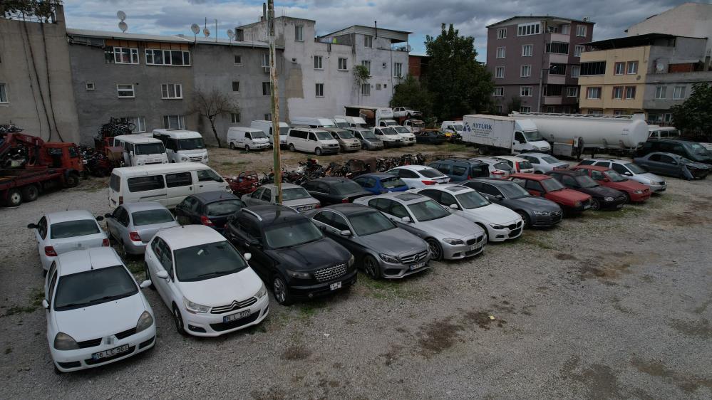Yediemin otoparkçılarından yasal düzenleme için yeni teklif Yedieminlerde saklanan hacizli araçların ihaleyle satışının başlayacağının duyurulmasıyla birlikte araç