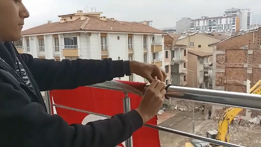 Elazığ’da yere düşen Türk bayrağını katlayıp öptükten sonra eve götüren