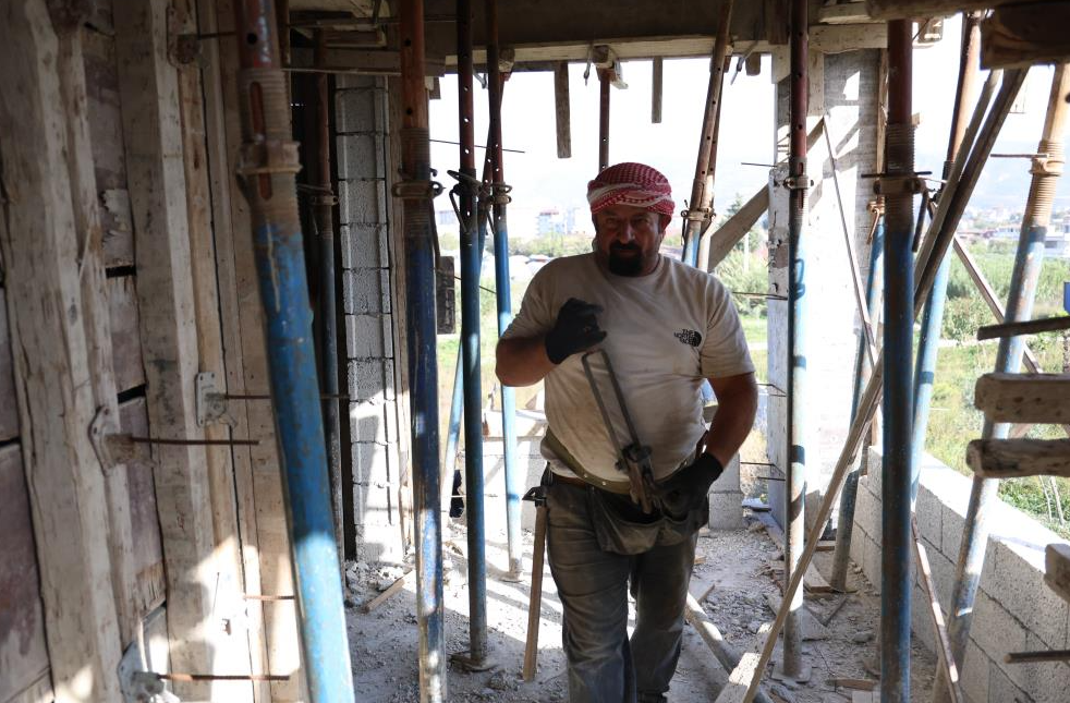 Yevmiyelerin bin 500 lirayı bulduğu enkaz kentte iş var, işçi yok Hatay’da asrın felaketinin ardından yevmiyeler bin 500 TL’yi bulmasına rağmen