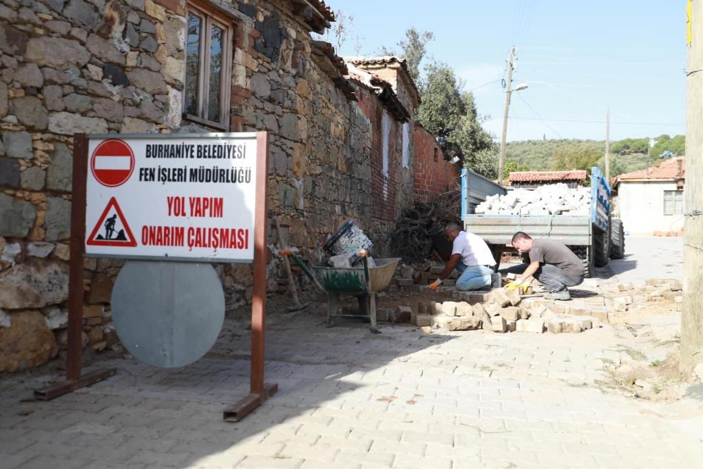 Burhaniye Belediyesi Fen İşleri Müdürlüğü Ekipleri yol yapım seferberliği ile
