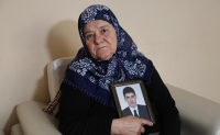 Adana’da yolda su satan Ali Eker’e otomobil çarpıp kaçtı. Ağır