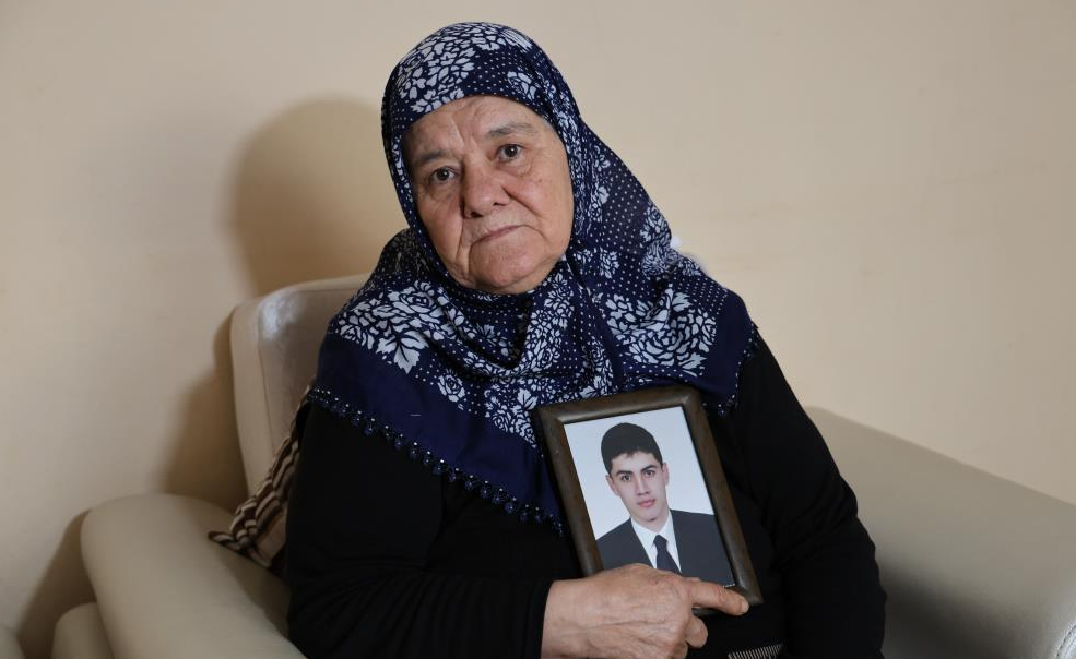 Adana’da yolda su satan Ali Eker’e otomobil çarpıp kaçtı. Ağır
