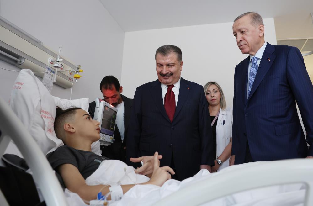 Cumhurbaşkanı Erdoğan, Gazzeli hastaları hastanede ziyaret etti Cumhurbaşkanı Recep Tayyip Erdoğan, tedavi için Ankara’ya getirilen Gazzeli hastaları