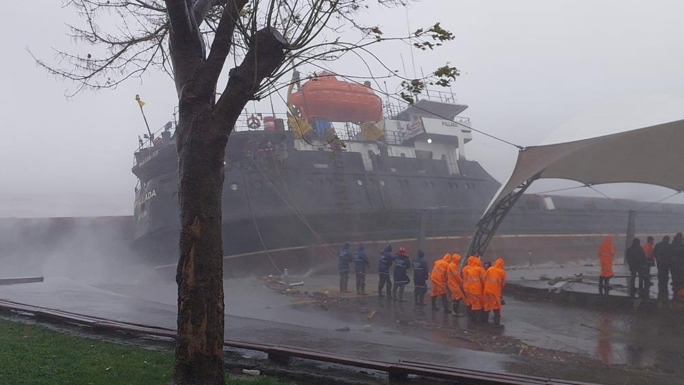 Kuru yük gemisi karaya oturdu: 13 mürettebat kurtarıldı Zonguldak’ın Ereğli ilçesinde kuru yük gemisi sürüklenerek karaya oturdu. Gemide