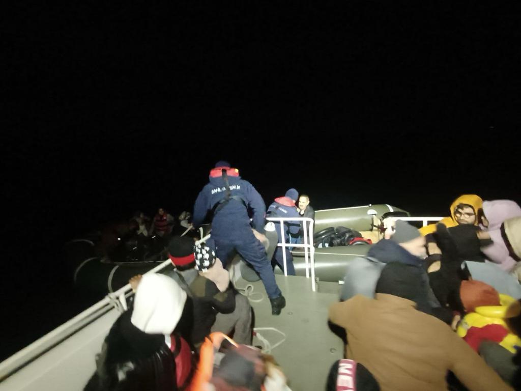 Ayvalık’ta Yunan unsurlarınca Türk karasularına itilen 42 göçmen kurtarıldı Balıkesir’in Ayvalık ilçesinde, yasadışı yollarla Yunanistan’ın Midilli Adası’na gitmek isterken