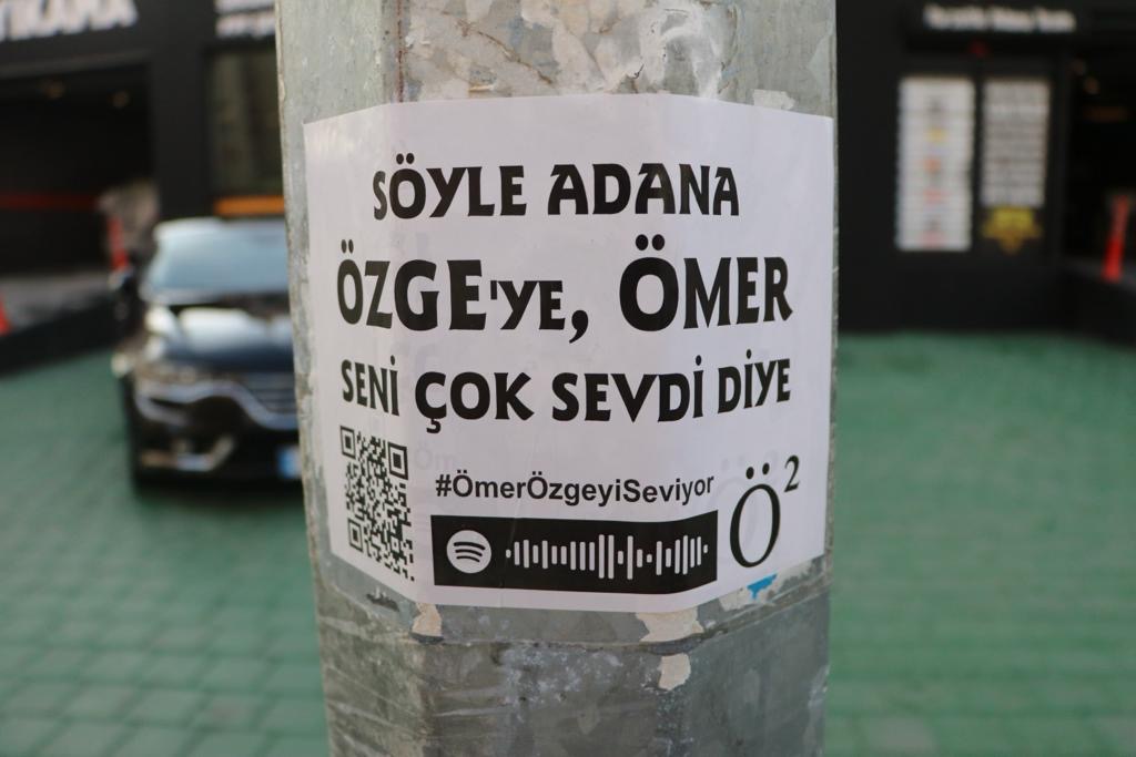 Sevgilisine kendisini affettirmek isteyen gencin astığı ilan görenleri şaşırttı Adanalı Ömer Şeref, kendisinden ayrılan kız arkadaşıyla barışmak için çöp