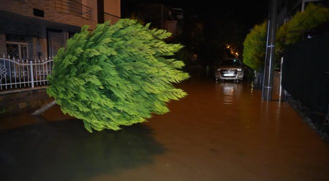 Balıkesir’de sağanak yağış ve lodos fırtınası hayatı olumsuz etkilemeye devam ediyor