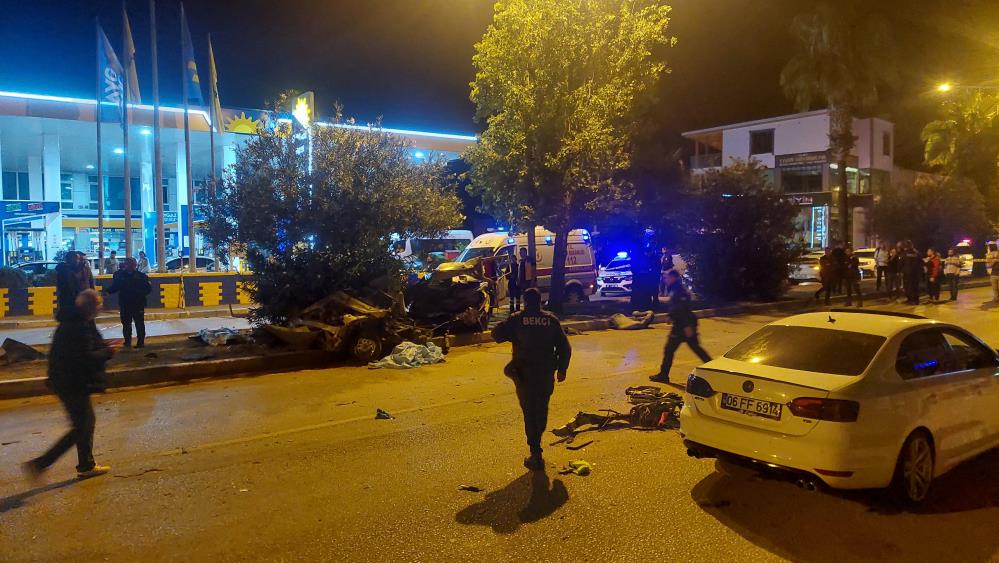 Ağaca çarpan otomobil ikiye bölündü: 3 ölü, 2 yaralı Adana’da kontrolden çıkan otomobil refüjdeki ağaçlara çarptı. Kazada otomobil paramparça
