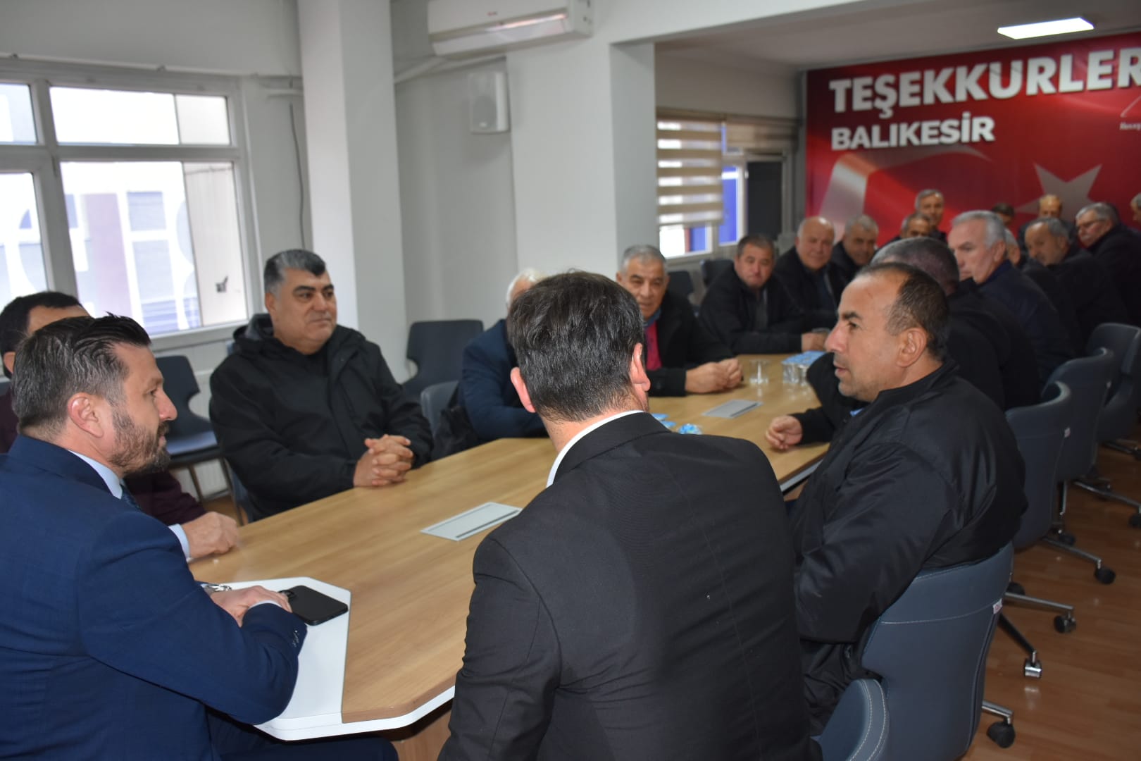 ALTIEYLÜL MAHALLE MUHTARLARINDAN BAŞKAN AYDEMİR’E ZİYARET BALIKESİR Altıeylül mahalle muhtarları (YENİCE, TAŞPINAR, KÖLÜKÖYÜ, OVABAYINDIR, ASLAN, ORHANLI,