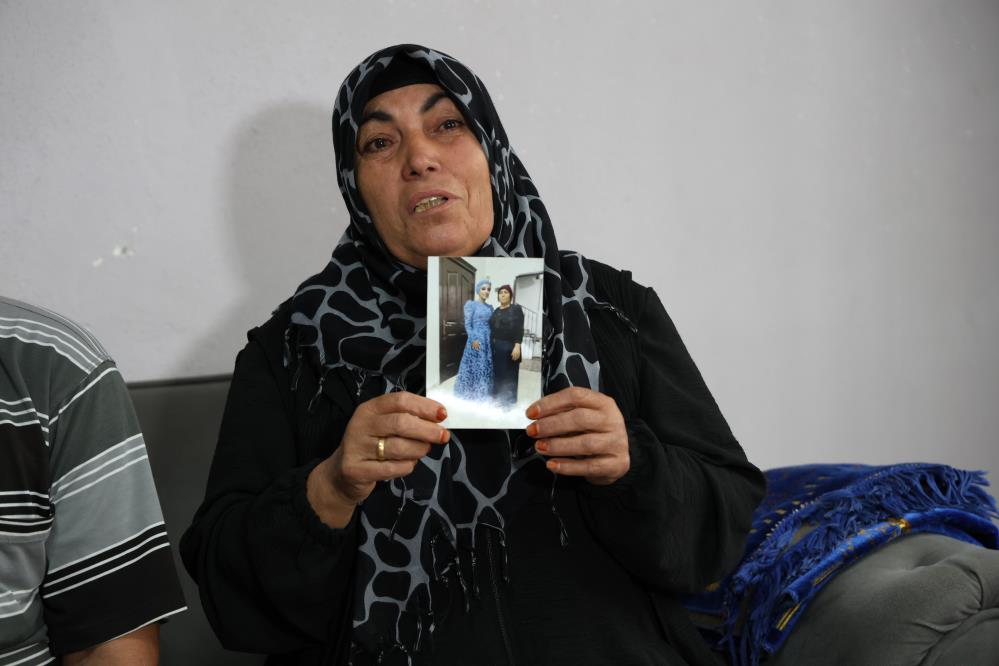5 aylık hamile eşini öldürdü, sabaha kadar başında bekledi Adana’da kocası tarafından öldürülen 5 aylık hamile Hatice Demir’in ailesi,