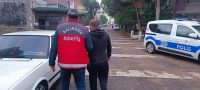 Balıkesir’de polis ekipleri, aranan şahıslara yönelik yaptıkları operasyonlarda çeşitli suçlarda