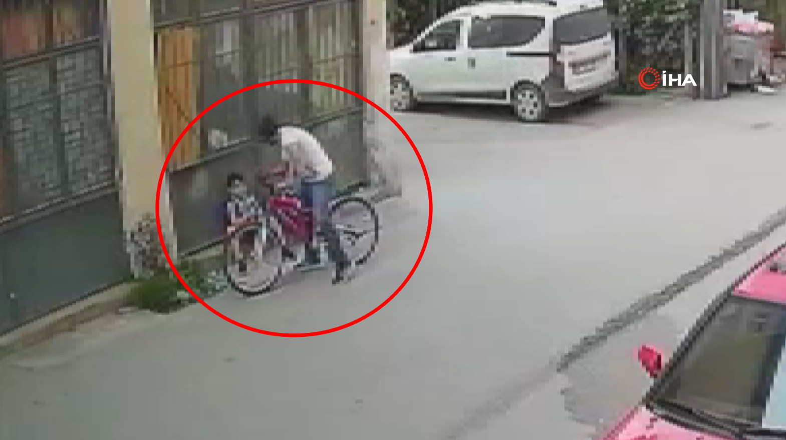Bursa’da sokakta arkadaşı ile otururken biber gazlı saldırıya uğrayan 9 yaşındaki Yusuf Emir, hastanedeki
