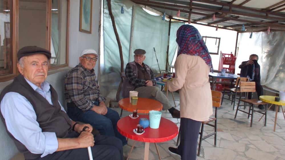 Balıkesir’de köy kahvehanelerini kadınlar çalıştırıyor Balya’ya bağlı Akbaş köyünde kahvehaneleri 15 yıldan beri kadınlar çalıştırıyor.