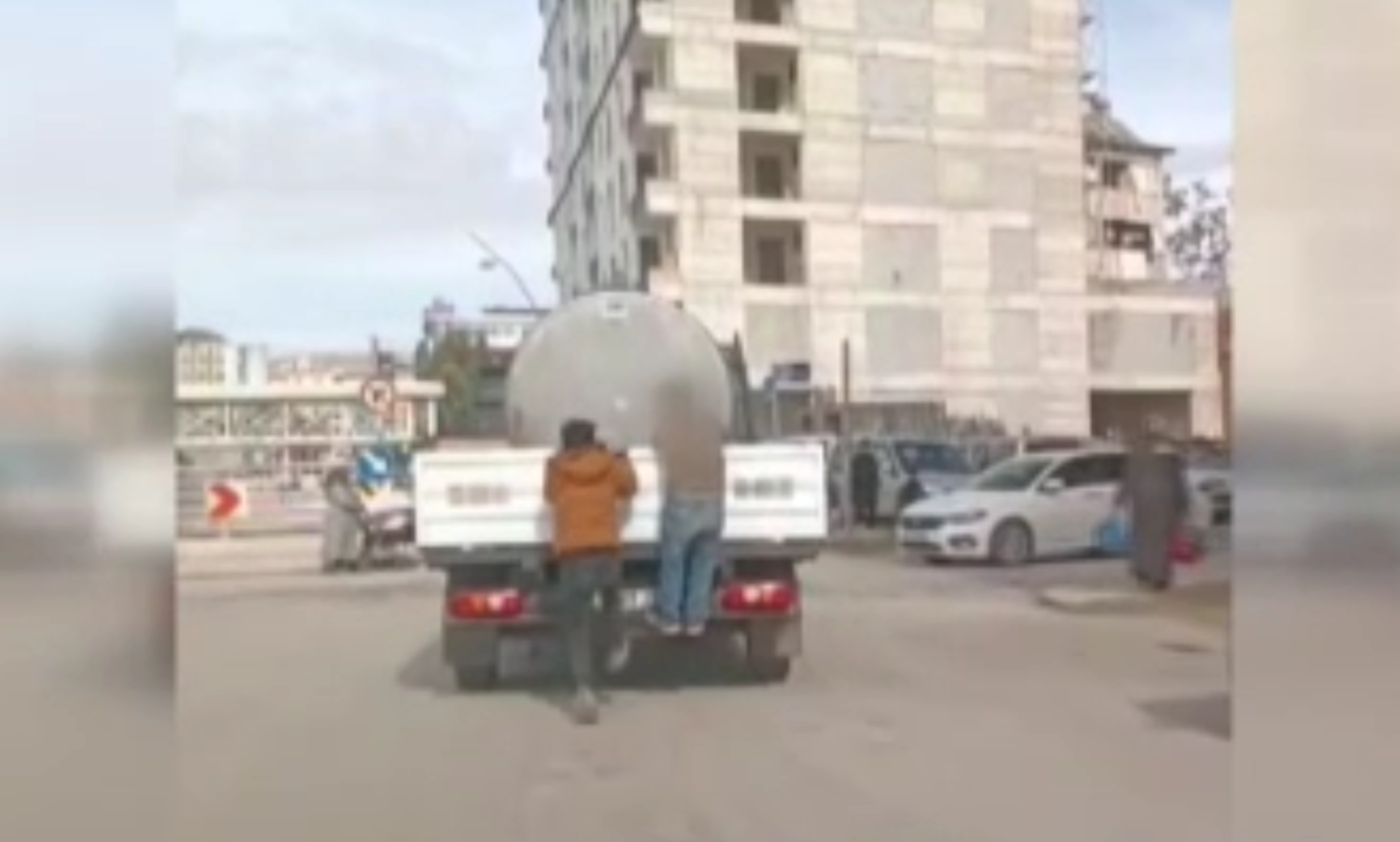 Elazığ’da kimliği belirsiz 2 çocuğun, seyir halinde bulunan pikabın arkasına