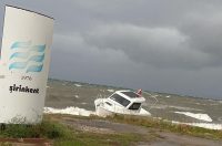 Ayvalık’ta etkili olan yağışlı hava ve fırtına nedeniyle rıhtımda balıkçı
