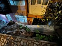 Avcılar’da yoğun sağanak sebebiyle iki bina arasındaki istinat duvarı çöktü. Olay,