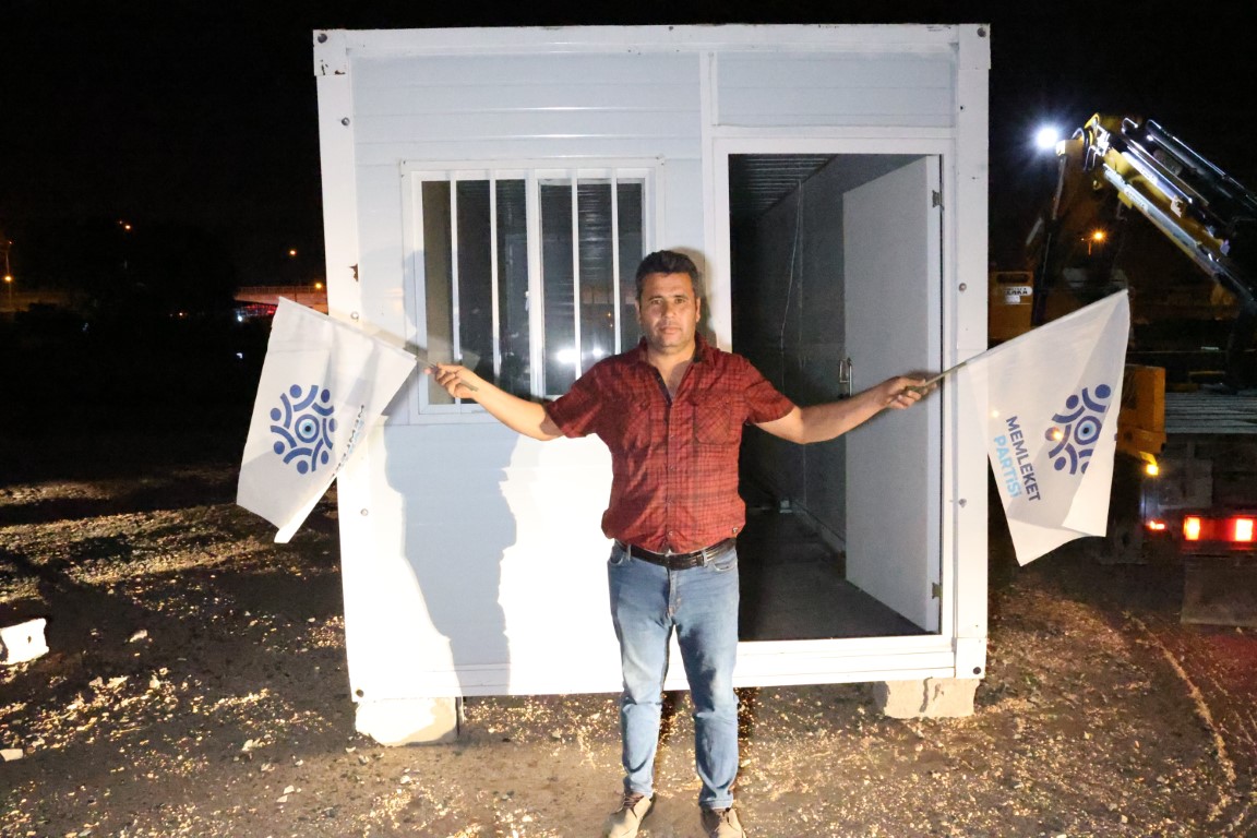Başkan sonunda makamına kavuştu Depremin vurduğu Hatay’da Memleket Partisi’nin çalınan konteyner il başkanlığı polis