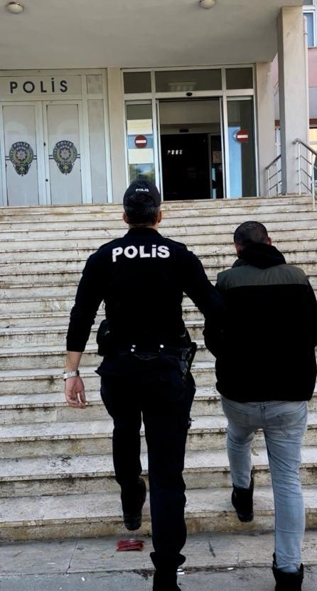 Gelibolu’da 30 kişiyi 11 milyon TL dolandıran zanlı tutuklandı Çanakkale’nin Gelibolu ilçesinde yaklaşık 30 kişiyi motosiklet satmak, emeklilik, icra